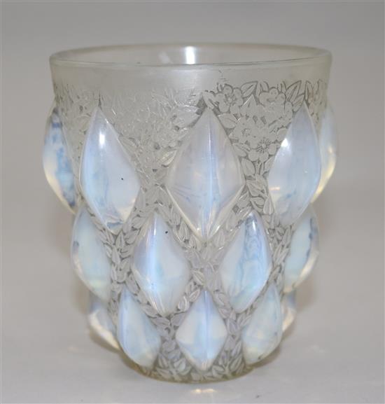 A René Lalique Rampillon opalescent glass vase, 12.5cm